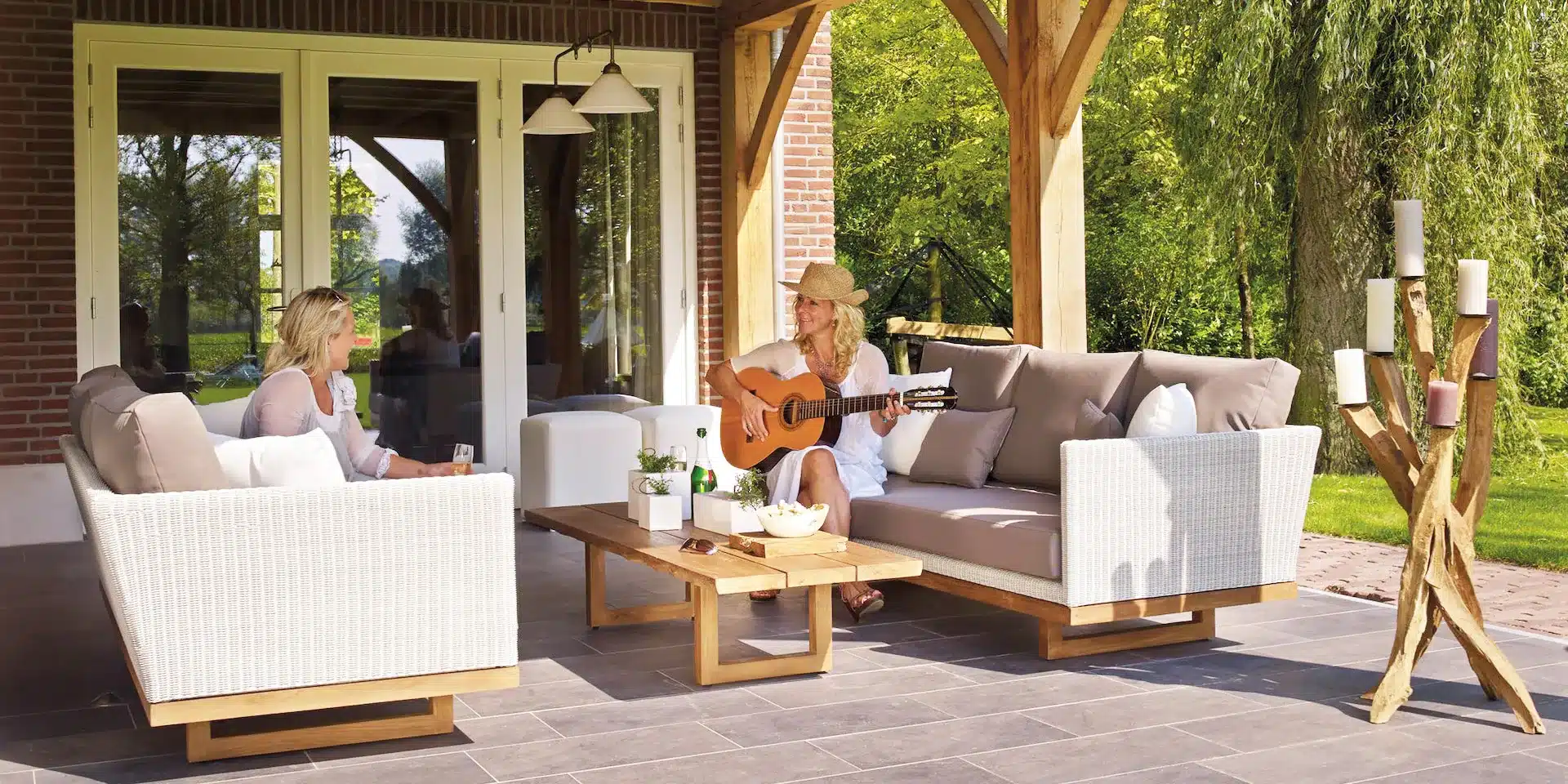 utilize trays and baskets decorate your outdoor coffee table Utilize Trays and Baskets Decorate Your Outdoor Coffee Table