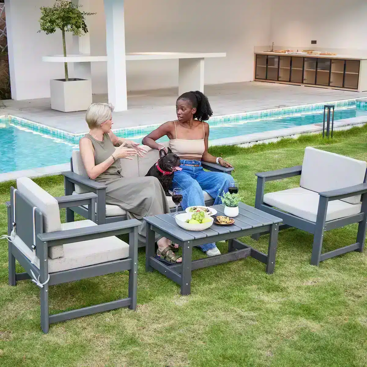 Friends Sit On the Deep Seating Sofa Set of 4 with Coffee Table