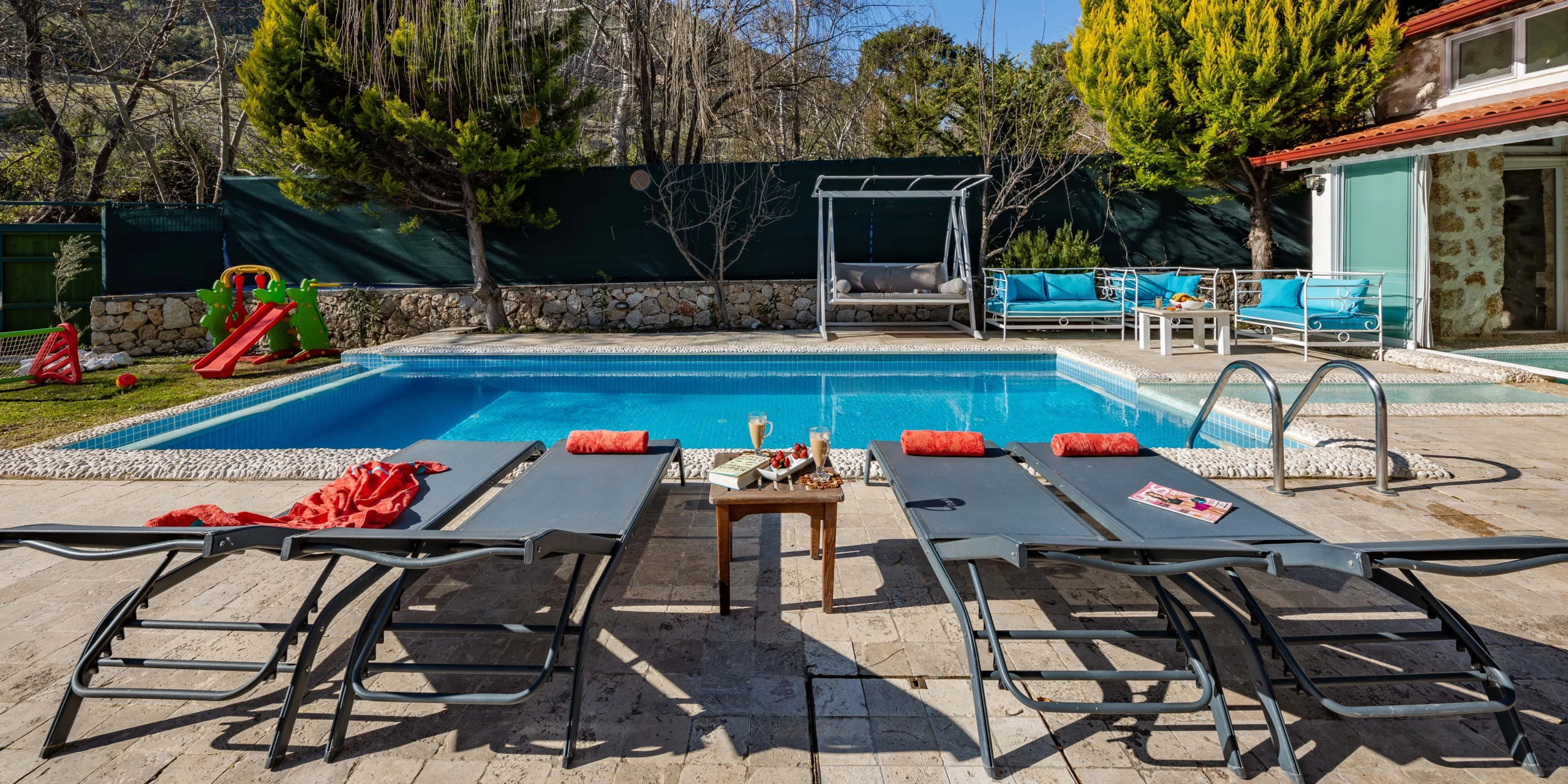 Multifunctional Poolside Area