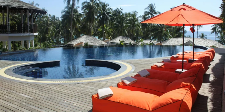 Top 8 Poolside Decor Ideas