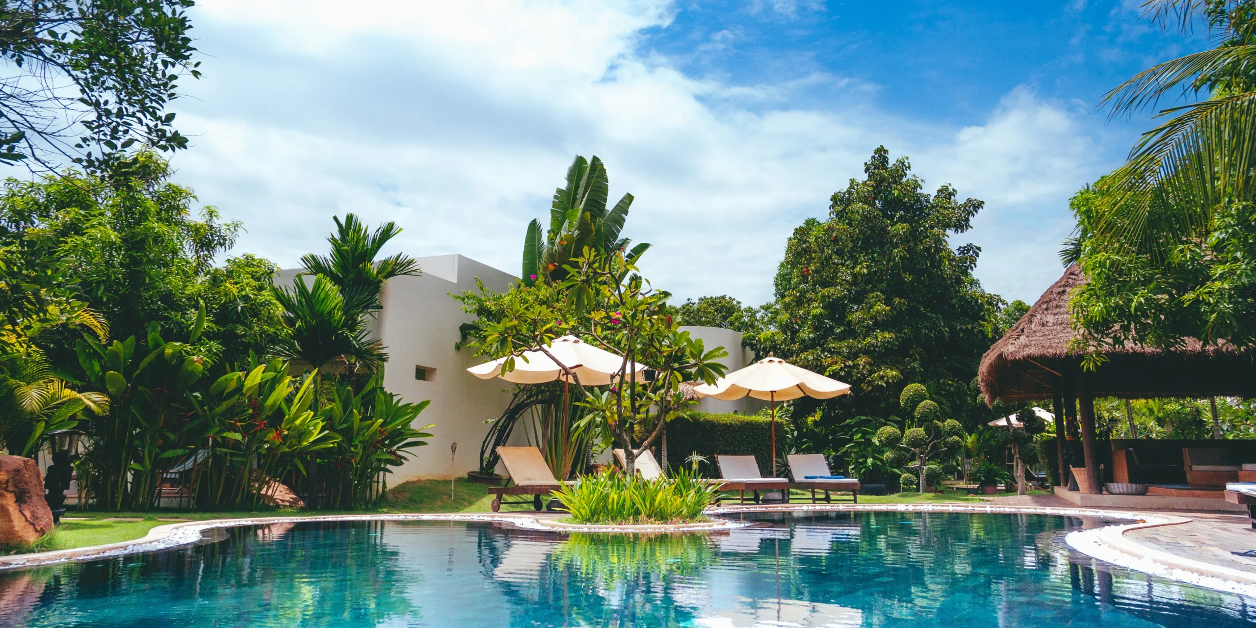 6 outdoor poolside bar ideas