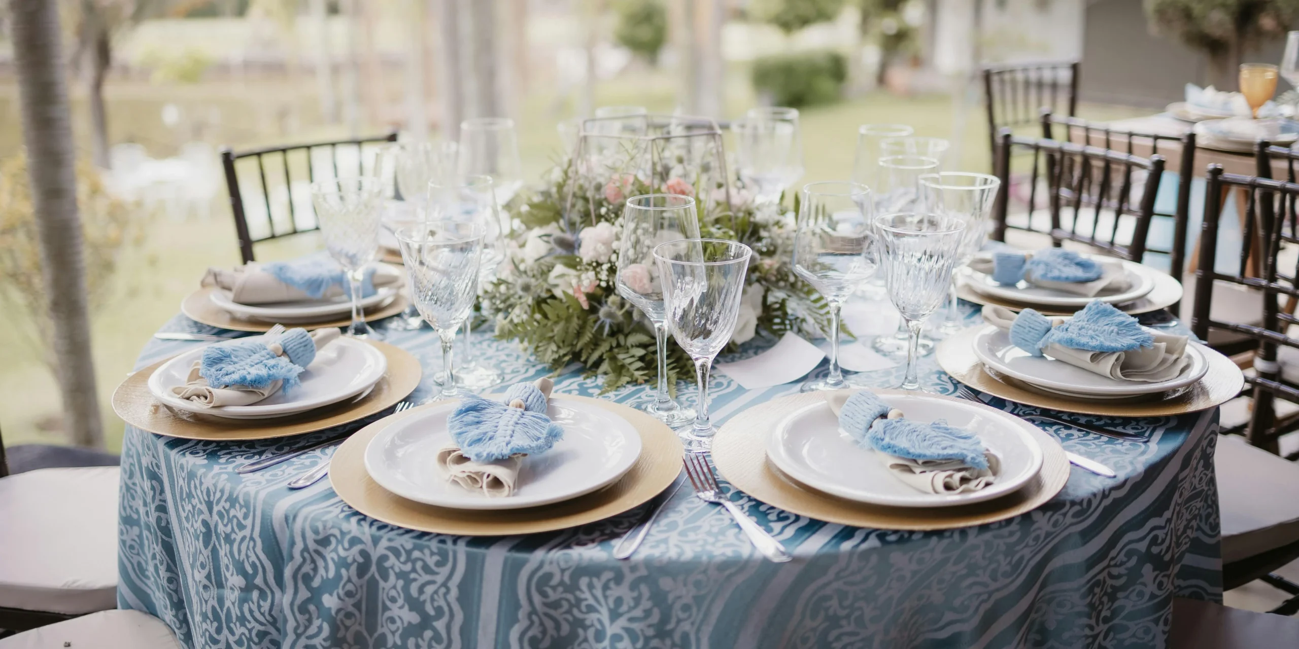 Layer with Tablecloth